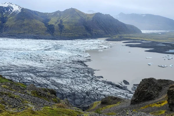 Rowboat Moored Grassy Shore Eskifjrur Fjord Iceland Cloud Covered Hlmatindur — ストック写真