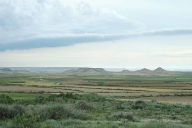 Bardenas Reales Doğal Parkı, toprak, alçı taşı ve kumtaşı şeklindeki kaya oluşumlarıyla, rüzgar ve yağmurla aşınmış, yarı çöl manzarasıyla Bardenas Blancas bölgesi. Navarre, İspanya
