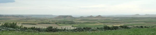 バルデナス ブランカ地域の岩の形成と半砂漠の風景とバルデナスの実際の自然保護区のパノラマビュー スペインのナバラ — ストック写真