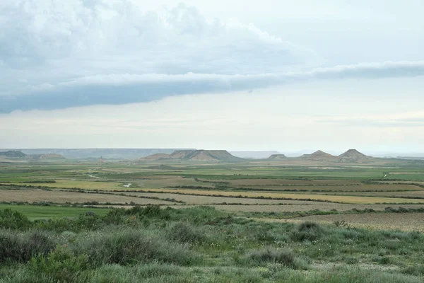 Bardenas Reales Doğal Parkı, toprak, alçı taşı ve kumtaşı şeklindeki kaya oluşumlarıyla, rüzgar ve yağmurla aşınmış, yarı çöl manzarasıyla Bardenas Blancas bölgesi. Navarre, İspanya