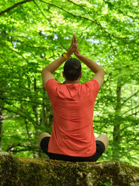 Jovem Fazendo Ioga Livre Uma Pedra Meio Floresta Pose Lótus — Fotografia de Stock