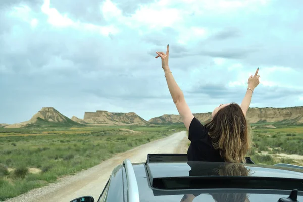 Щаслива Жінка Руками Витягнутими Вікно Даху Насолоджується Подорож Автомобілем Гравійній — стокове фото