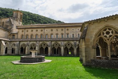 Santa Mara la Real de Iranzu Manastırı, yontulmuş taş kemerli manastır koridorları, Navarra, İspanya. 
