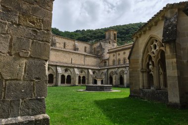 Santa Mara la Real de Iranzu Manastırı, yontulmuş taş kemerli manastır koridorları, Navarra, İspanya. 