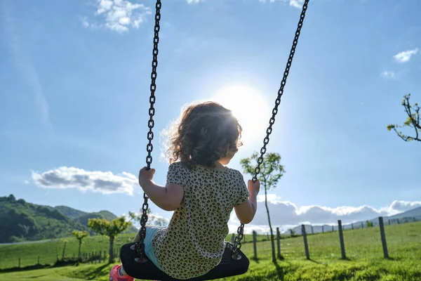 Щаслива Біла Дівчина Насолоджується Парковою Гойдалкою Дитячий Майданчик — стокове фото