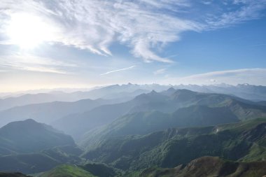 Pireneler 'in dağlarındaki ilk güneş ışınları.