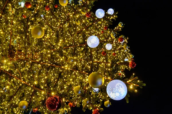 Czerwone Złote Ozdoby Świąteczne Wiszące Choince Oświetlone Światłami — Zdjęcie stockowe