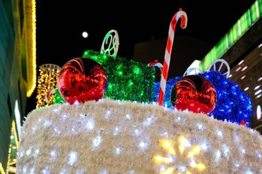 Bir alışveriş caddesinde Noel süslemesi