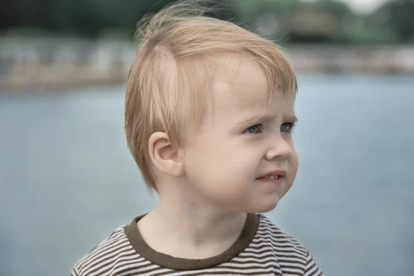 Enfant Regarde Loin Portrait Tête Sur Fond Flou Bord Mer — Photo