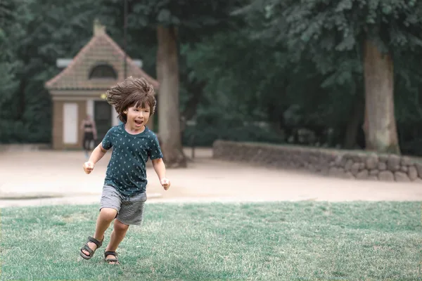 Dítě Běhá Létě Trávě Parku Dánsko — Stock fotografie