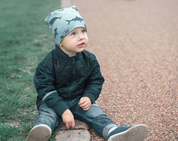 Malý Chlapec Sedí Zemi Dívá Jinam Podzim — Stock fotografie
