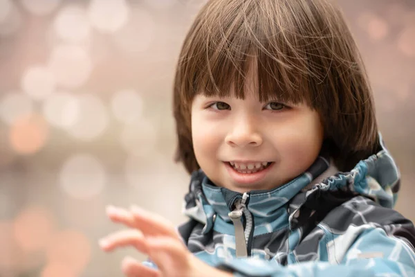 Niño Sonríe Cara Retrato Sobre Fondo Bokeh Aire Libre —  Fotos de Stock