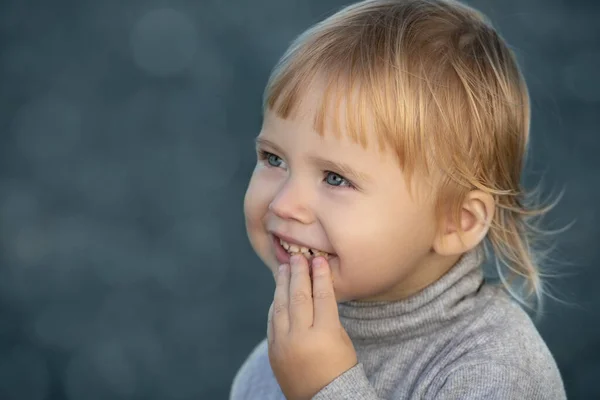 Kind Eet Glimlacht Gezicht Portret Blauwe Bokeh Achtergrond — Stockfoto