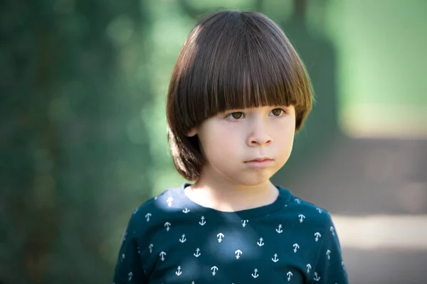 Triest Kindergezicht Portret Het Park Wazige Achtergrond — Stockfoto
