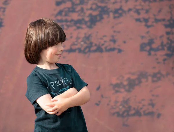 Niño Sonríe Cruza Las Manos Pecho Retrato —  Fotos de Stock