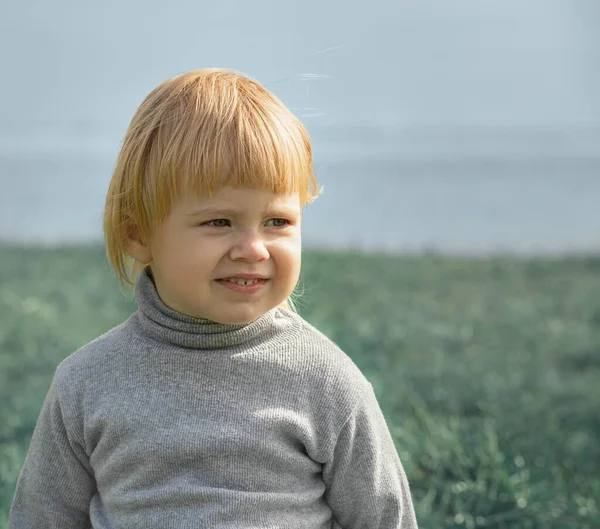 Kind Lacht Gezicht Portret Kust Achtergrond Outdoor — Stockfoto