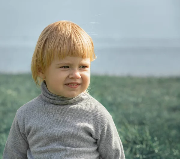 Portrait Visage Sourire Enfant Sur Fond Bord Mer Extérieur — Photo