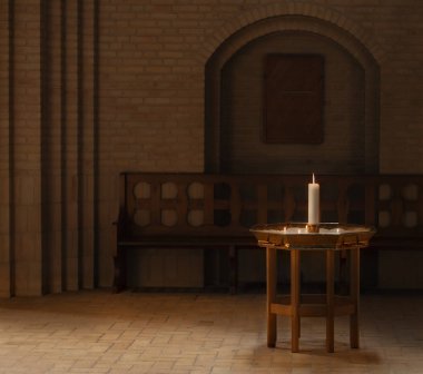 Kilisede yanan mum.