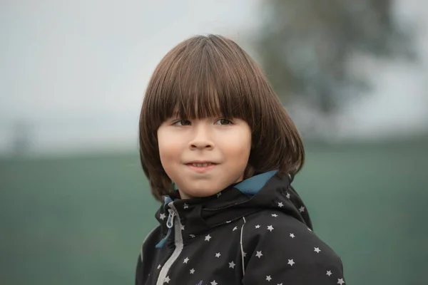 Kind Glimlacht Portret Wazig Groene Achtergrond — Stockfoto