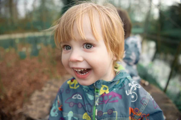 Criança Sorrisos Rosto Retrato Fundo Embaçado Livre — Fotografia de Stock