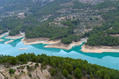 Guadalest rezervuarının manzarası, İspanya 'nın Alicante köyü. Turkuaz mavi bataklık