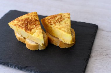 İki şişe İspanyol patates omleti. İspanyol Akdeniz diyetinin tipik yemekleri.