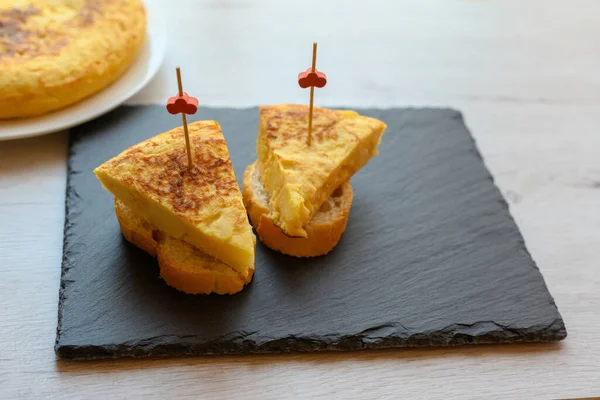 Dois Espetos Omelete Batata Espanhola Comida Típica Dieta Mediterrânea Espanhola — Fotografia de Stock