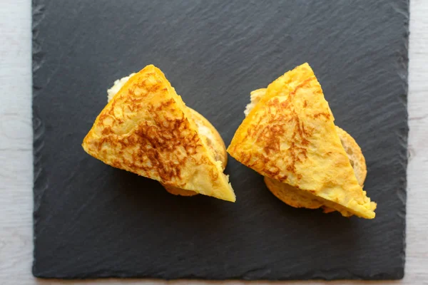 Twee Spiesjes Aardappelomelet Typisch Voor Spaanse Keuken Van Bovenaf Gezien — Stockfoto