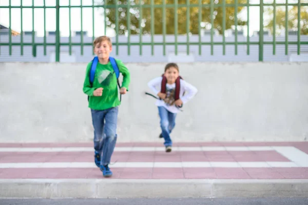 Två Ofokuserade Barn Springer Mot Kameran Tillbaka Till Skolkonceptet — Stockfoto