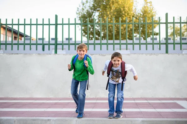 Dos Niños Preparan Para Correr Hacia Cámara Regreso Concepto Escolar — Foto de Stock
