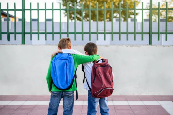 Két Gyerek Hátizsákkal Hátán Ölelkezik Vissza Iskolába — Stock Fotó