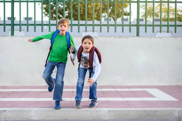 Två Barn Springer Mot Kameran Tillbaka Till Skolkonceptet — Stockfoto
