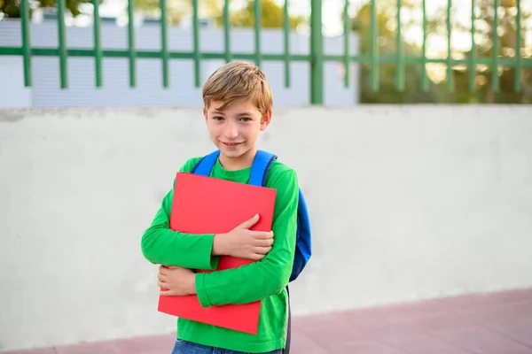 Pojke Som Håller Mapp Och Tittar Kameran Tillbaka Till Skolkonceptet — Stockfoto