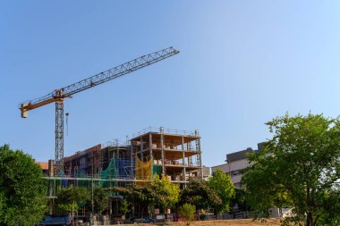 Crane inşaat halindeki apartmanın yanında.