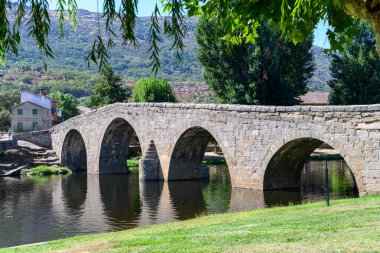 İspanya 'nın Avila kentindeki Navaluenga' nın Romanesque köprüsü. Alberche nehrinin üzerindeki eski köprü.