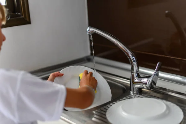 Niños Lavando Platos Fregadero — Foto de Stock