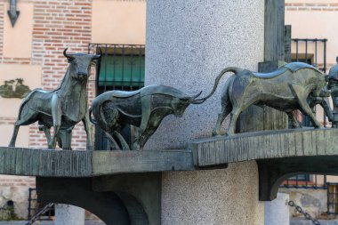 Navalcarnero, Madrid, İspanya, 18 Aralık 2021: Koşan boğaların heykeli ve onlardan biri kameraya bakıyor