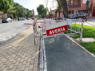 Üzerinde İspanyolca bir tabela olan kaldırım reklam panosu: arıza