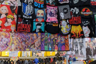 Madrid, İspanya, 12 Aralık 2021: Anime manga tişörtü ve poster