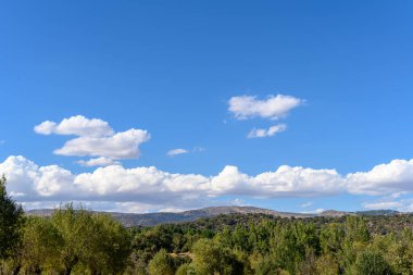 İspanya, Avila 'da Navaluenga bulutları ile doğa ve gökyüzü