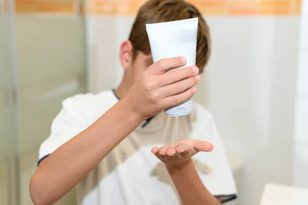 十代は石鹸を手に入れる 毎日の清掃コンセプト — ストック写真