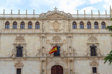 Alcala de Henares, Madrid, İspanya, 16 Ekim 2022: Saint Ildefonso Koleji 'nin cephesi, Alcala de Henares Üniversitesi' nin merkezi