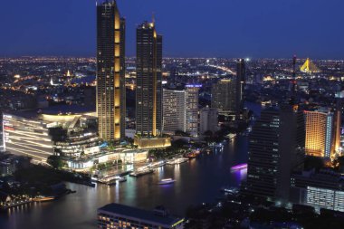 Şehir manzarası, gökdelen ve Bangkok Tayland 'ın Chao Phraya Nehri