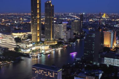 Şehir manzarası, gökdelen ve Bangkok Tayland 'ın Chao Phraya Nehri