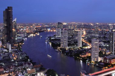 Şehir manzarası, gökdelen ve Bangkok Tayland 'ın Chao Phraya Nehri