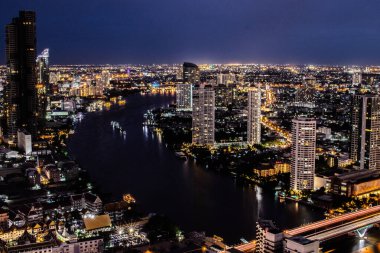 Şehir manzarası, gökdelen ve Bangkok Tayland 'ın Chao Phraya Nehri
