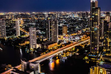 Şehir manzarası, gökdelen ve Bangkok Tayland 'ın Chao Phraya Nehri