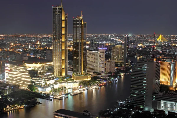 Şehir manzarası, gökdelen ve Bangkok Tayland 'ın Chao Phraya Nehri