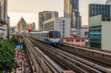 Bangkok Tayland 'daki Skytrain ve Cityscape Güneydoğu Asya