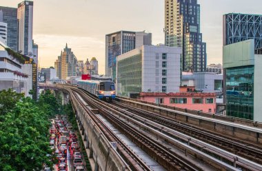 Bangkok Tayland 'daki Skytrain ve Cityscape Güneydoğu Asya